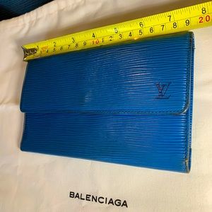 Louis Vuitton authentic vintage Porte Tresor International Blue Epi leather